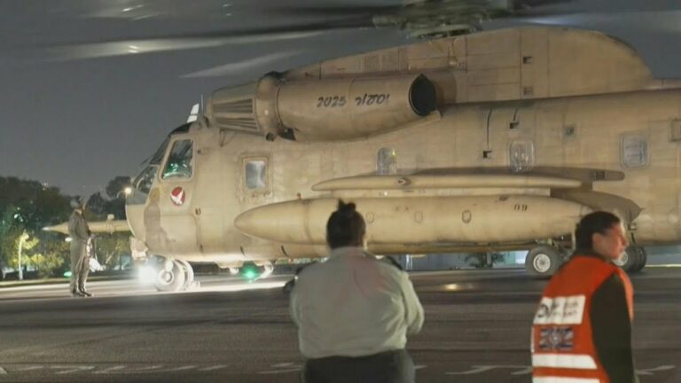 Helicóptero com reféns libertados a bordo chega ao hospital israelense